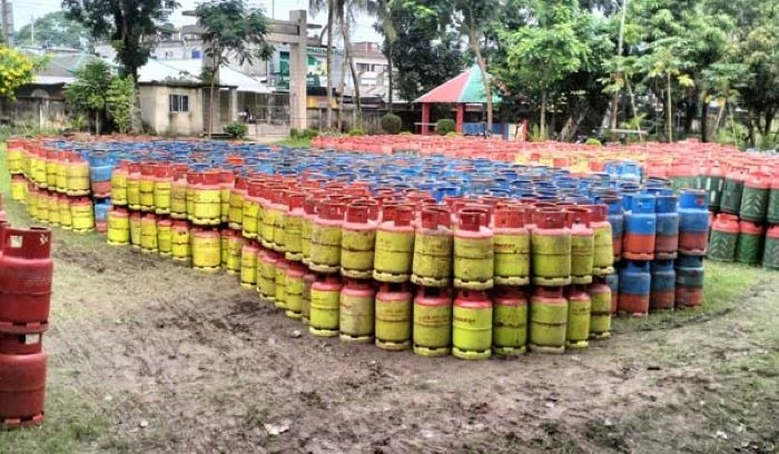 বাগেরহাটে ২ হাজার ৪২ গ্যাস সিলিন্ডার জব্দ : লাইসেন্সের ৫০ গুণের বেশি সিলিন্ডার মজুদের অভিযোগ